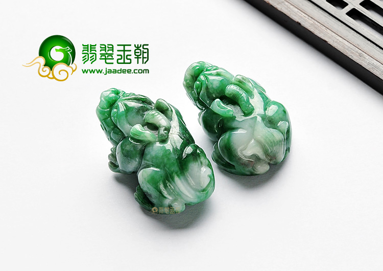 糯冰种翠色缅甸翡翠A货貔貅挂件(一对)
