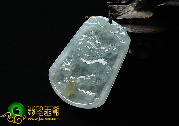 冰种晴水略带黄翡缅甸翡翠A货龙牌挂件