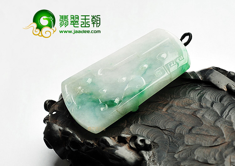 糯冰种飘翠龙牌挂件
