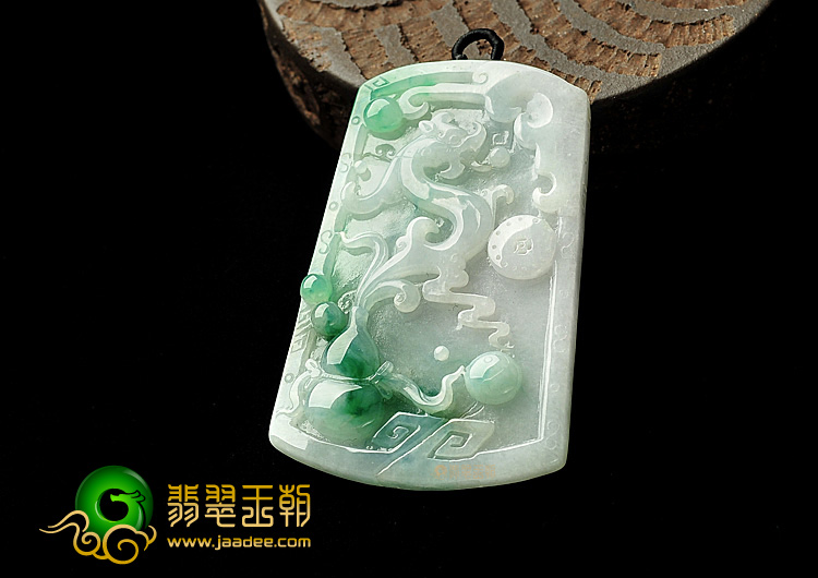 糯冰种飘翠龙牌挂件
