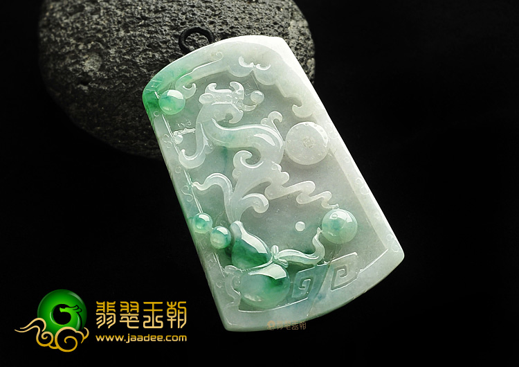 糯冰种飘翠龙牌挂件