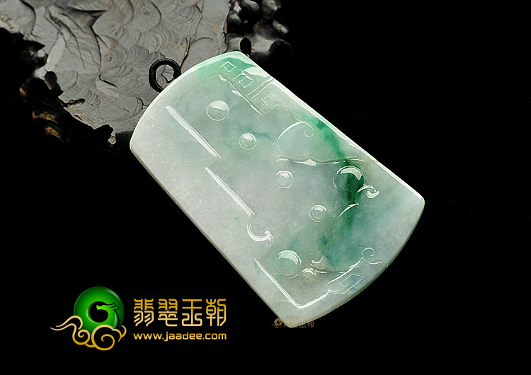 糯冰种飘翠龙牌挂件