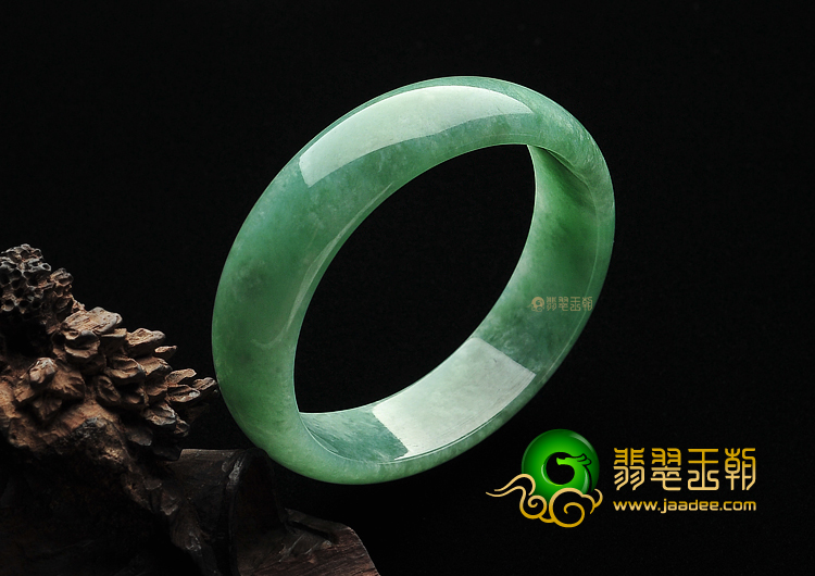 糯冰种豆色贵妃镯(55.3mm-50.1mm)