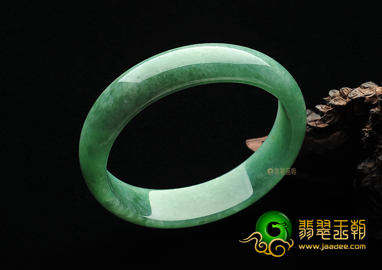 糯冰种豆色贵妃镯(55.3mm-50.1mm)