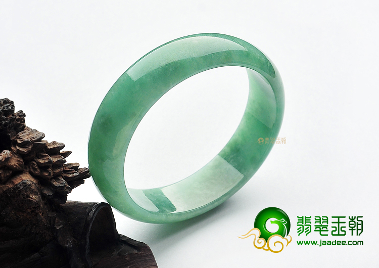 糯冰种豆色贵妃镯(55.3mm-50.1mm)