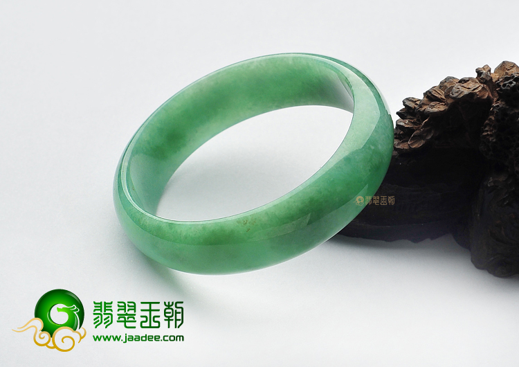 糯冰种豆色贵妃镯(55.3mm-50.1mm)