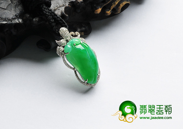 冰种翠色镶白金金枝玉叶胸坠(真钻)