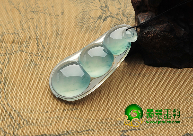 冰玻种略飘花四季豆挂件