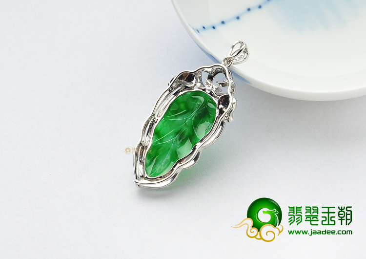 糯冰种翠色镶白金金枝玉叶胸坠(真钻)