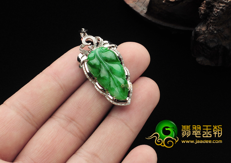 糯冰种翠色镶白金金枝玉叶胸坠(真钻)