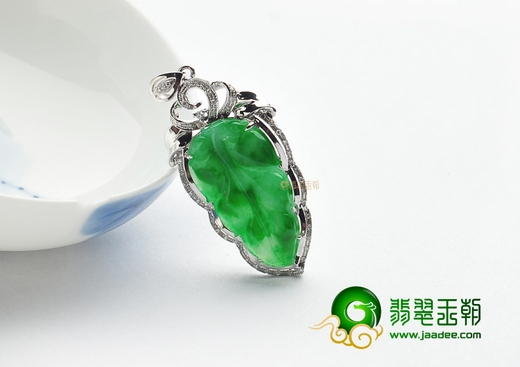 糯冰种翠色镶白金金枝玉叶胸坠(真钻)