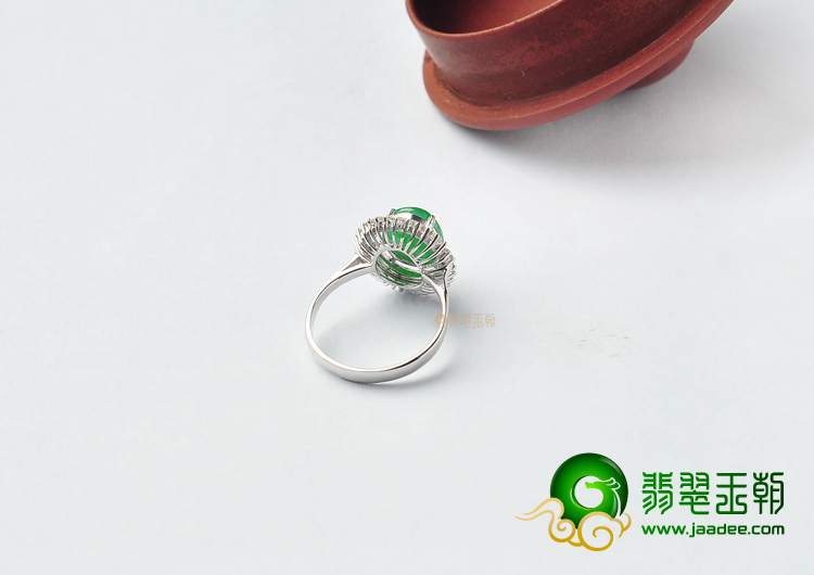 糯冰种翠色镶白金戒指(真钻)