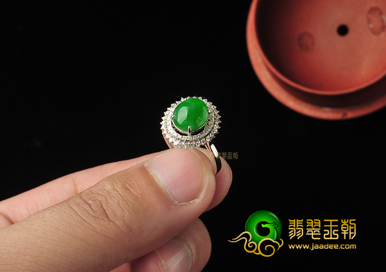 糯冰种翠色镶白金戒指(真钻)