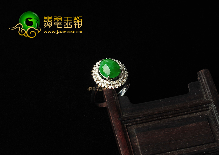 糯冰种翠色镶白金戒指(真钻)