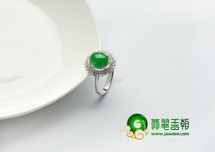 糯冰种翠色镶白金戒指(真钻)