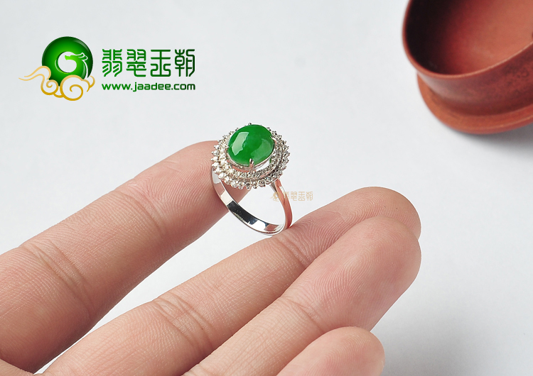 糯冰种翠色镶白金戒指(真钻)
