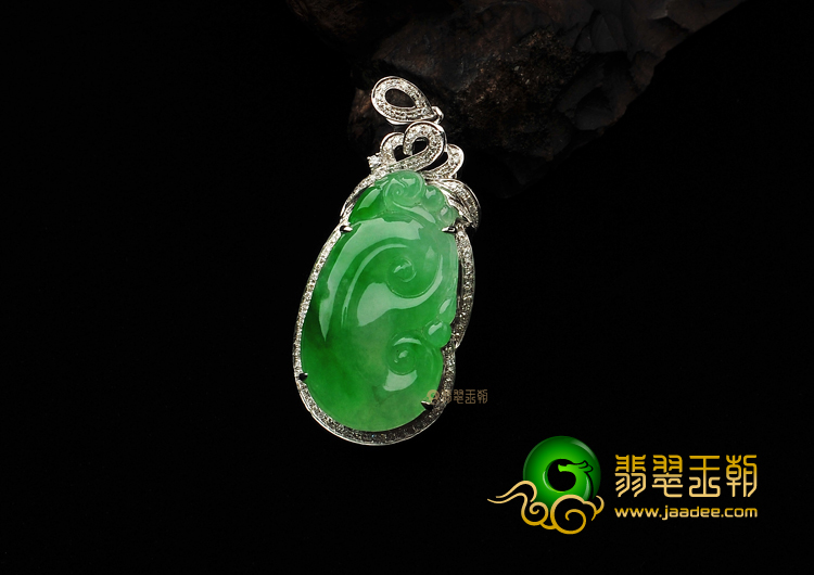 冰种飘翠镶白金如意胸坠(真钻)