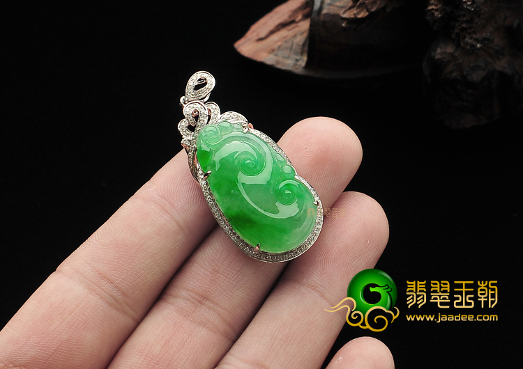 冰种飘翠镶白金如意胸坠(真钻)