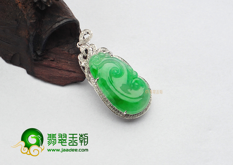 冰种飘翠镶白金如意胸坠(真钻)