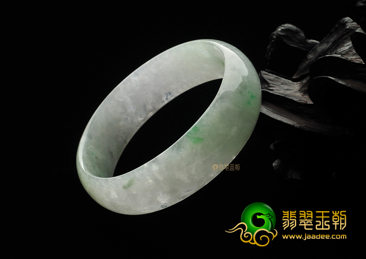 糯冰种略飘翠贵妃镯(55.5mm-48.4mm)