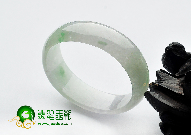 糯冰种略飘翠贵妃镯(55.5mm-48.4mm)