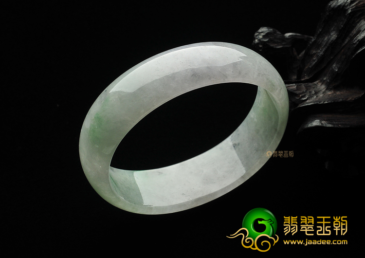 糯冰种略飘翠贵妃镯(55.5mm-48.4mm)