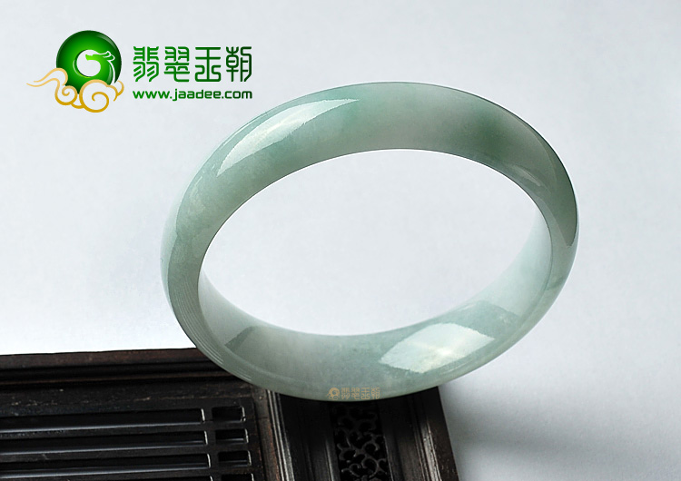 糯冰种略飘花手镯(58.2mm)