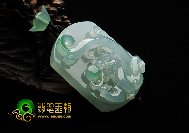 冰种略飘翠龙戏珠挂件