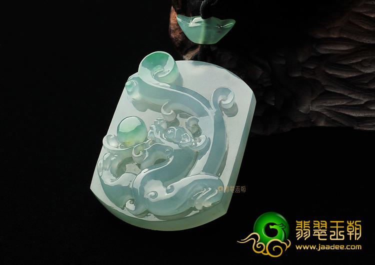 冰种略飘翠龙戏珠挂件