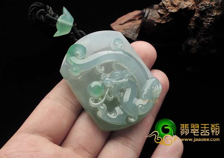 冰种略飘翠龙戏珠挂件