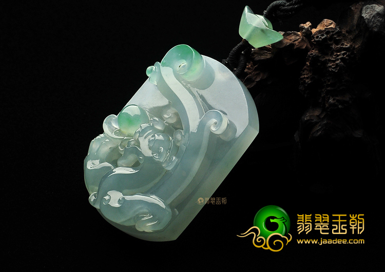 冰种略飘翠龙戏珠挂件