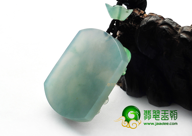 冰种略飘翠龙戏珠挂件