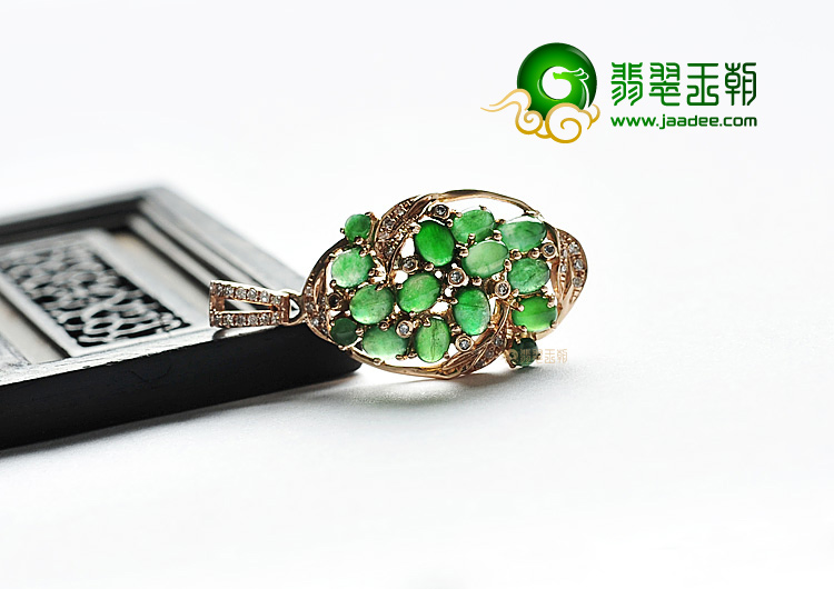 冰种阳绿镶玫瑰金花型胸坠(真钻)