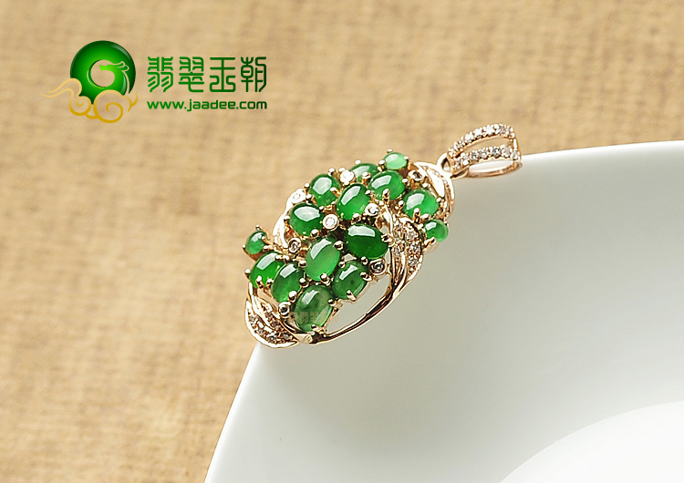 冰种阳绿镶玫瑰金花型胸坠(真钻)