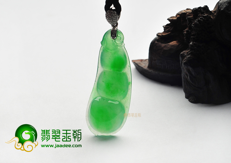 冰种阳绿镶金扣四季豆挂件