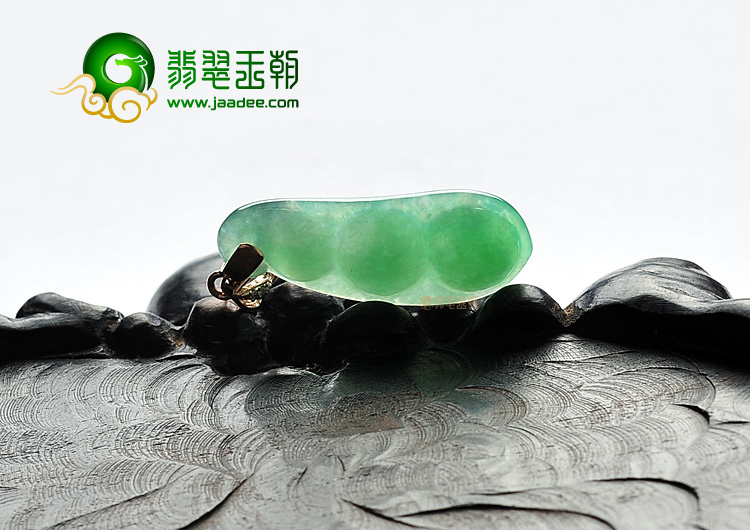糯冰种翠色四季豆挂件