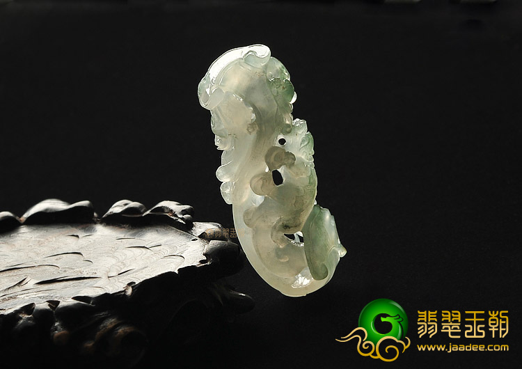 冰种略飘花龙钩挂件