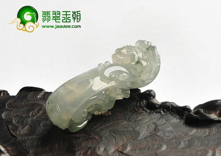 冰种略飘花龙钩挂件