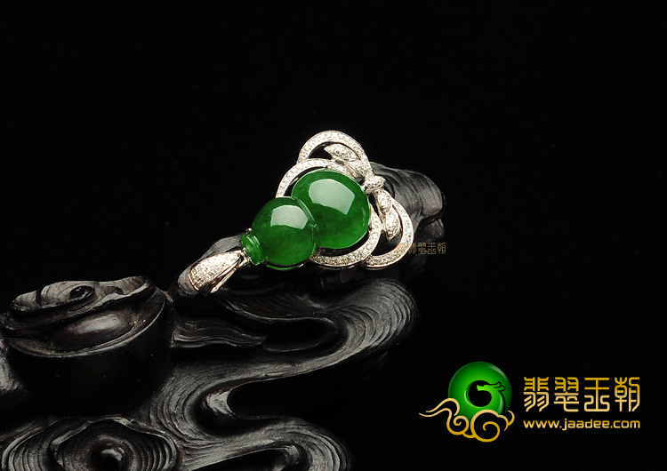 糯冰种浓绿镶白金葫芦胸坠（真钻）