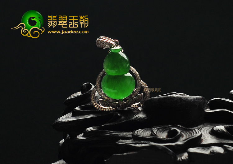 糯冰种浓绿镶白金葫芦胸坠（真钻）