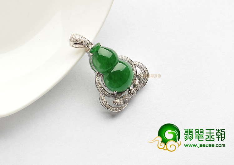 糯冰种浓绿镶白金葫芦胸坠（真钻）