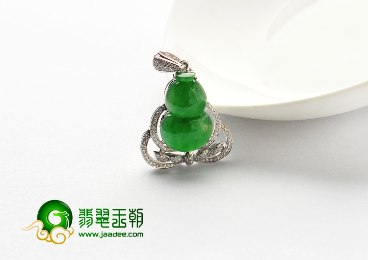 糯冰种浓绿镶白金葫芦胸坠（真钻）
