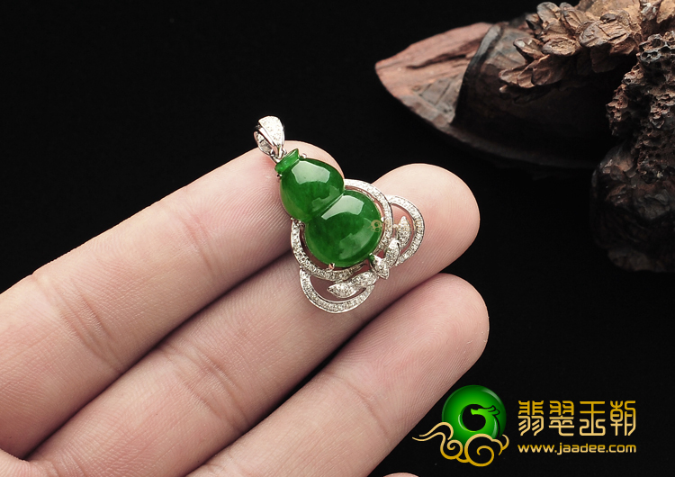 糯冰种浓绿镶白金葫芦胸坠（真钻）