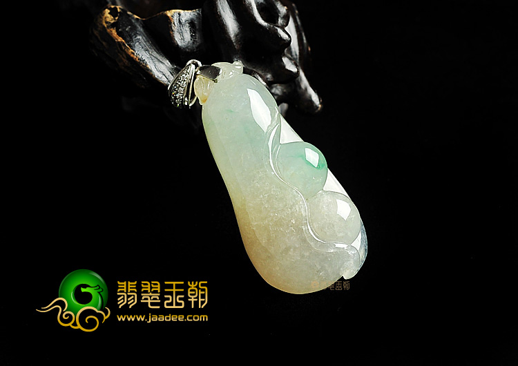 冰种淡黄加绿四季豆挂件