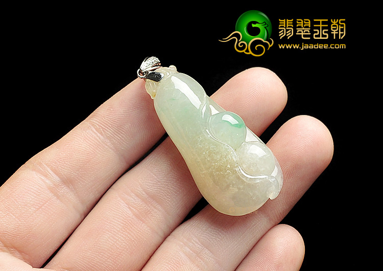冰种淡黄加绿四季豆挂件