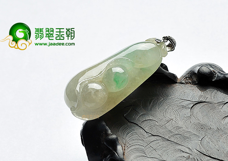 冰种淡黄加绿四季豆挂件