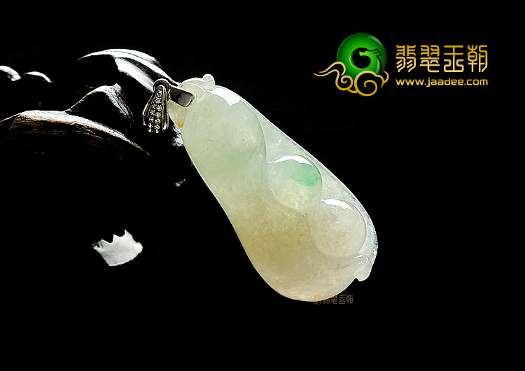 冰种淡黄加绿四季豆挂件
