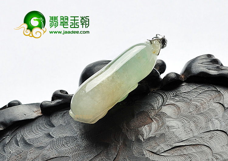 冰种淡黄加绿四季豆挂件