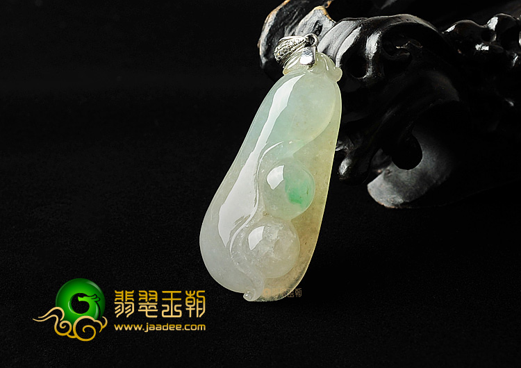 冰种淡黄加绿四季豆挂件
