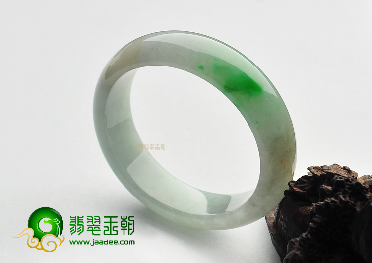 糯冰种飘翠贵妃镯（50.7mm-45.6mm）